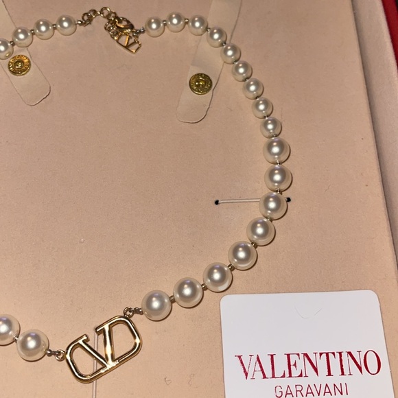 Preloved Valentino pearl necklace pristine condition comes with original box. - Picture 4 of 9